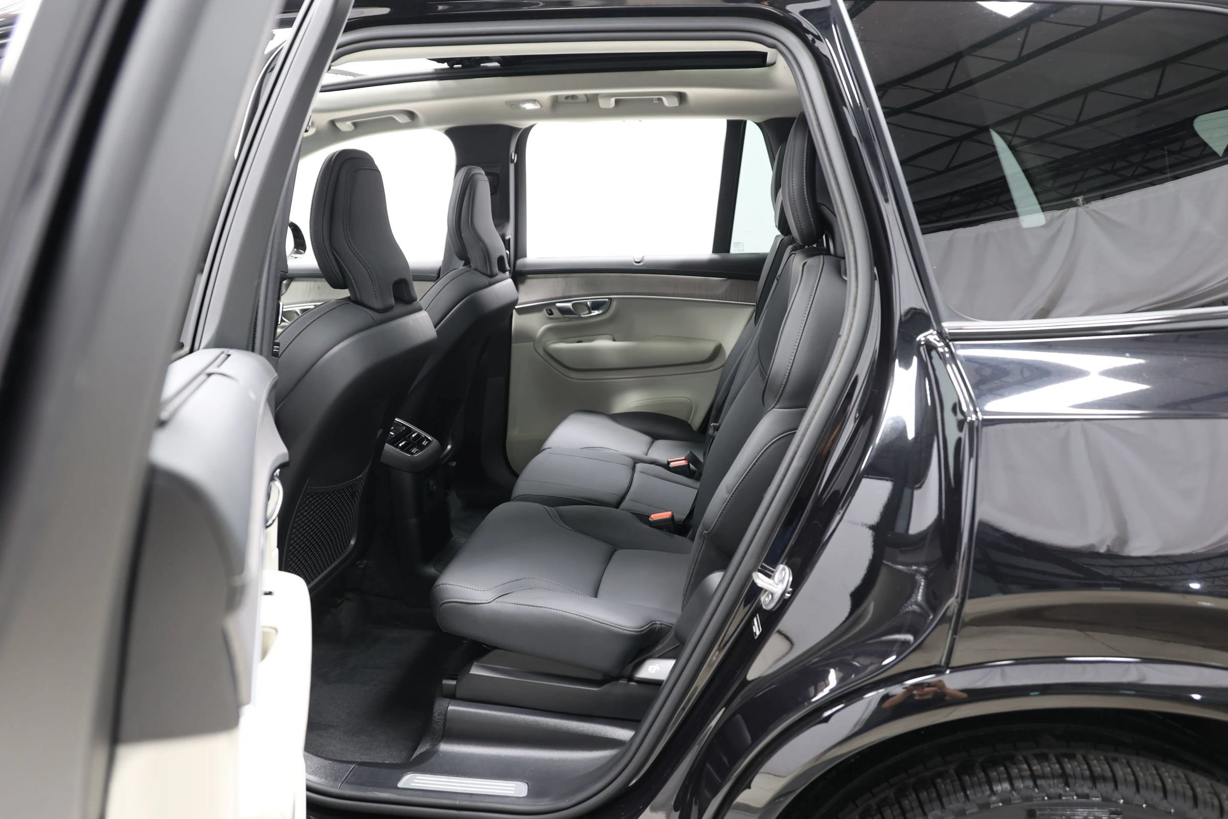 Used 2025 Volvo XC90 T8 Plus w/ Protection Package Premier AWD/4WD image 49