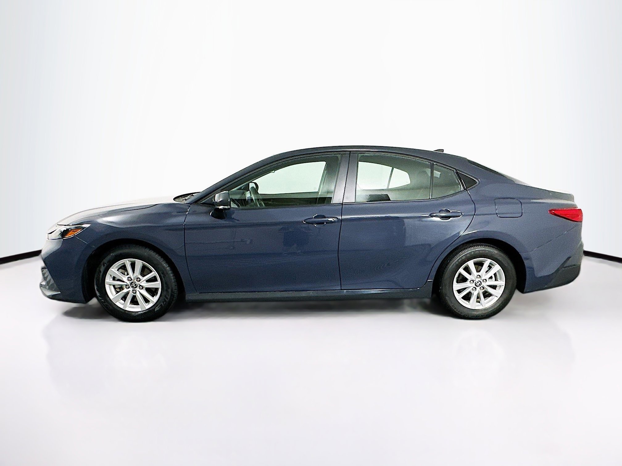 Used 2025 Toyota Camry LE image 4