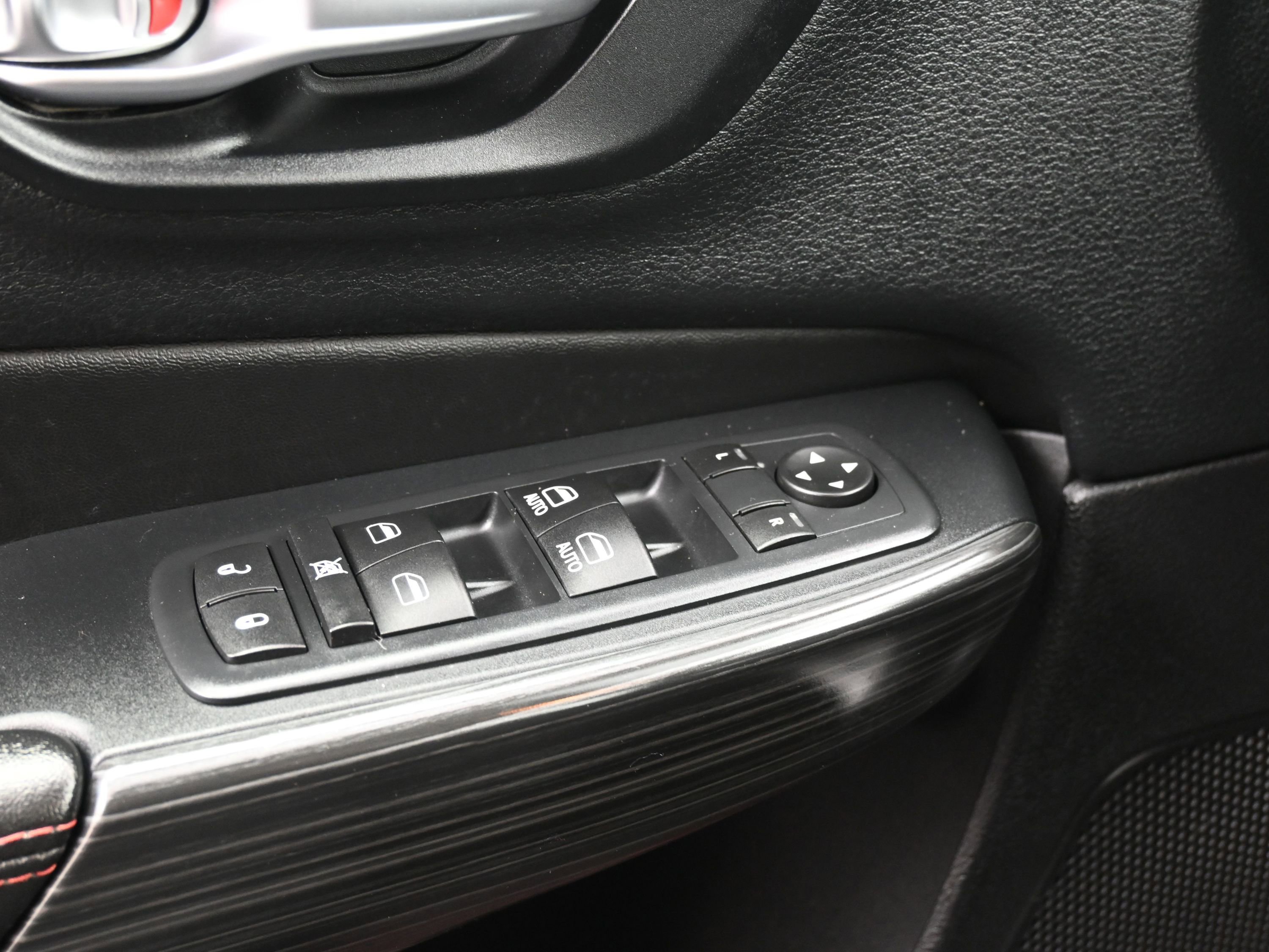 Used 2015 Jeep Cherokee Trailhawk w/ Comfort/Convenience Group image 30