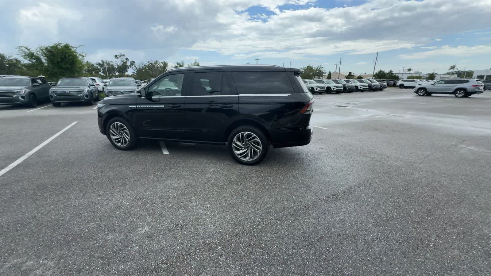 Used 2025 Lincoln Navigator Reserve AWD/4WD image 5
