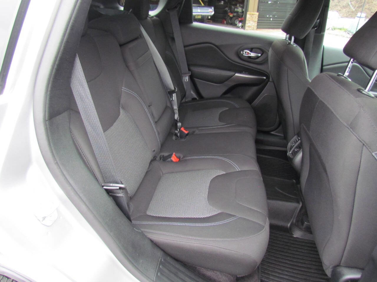Used 2019 Jeep Cherokee Latitude w/ Popular Appearance Group image 16