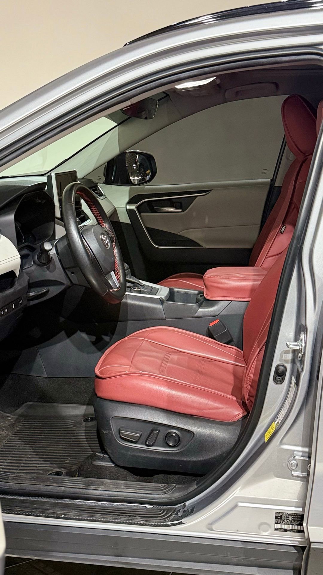 Used 2025 Toyota RAV4 XLE w/ Convenience Package image 38