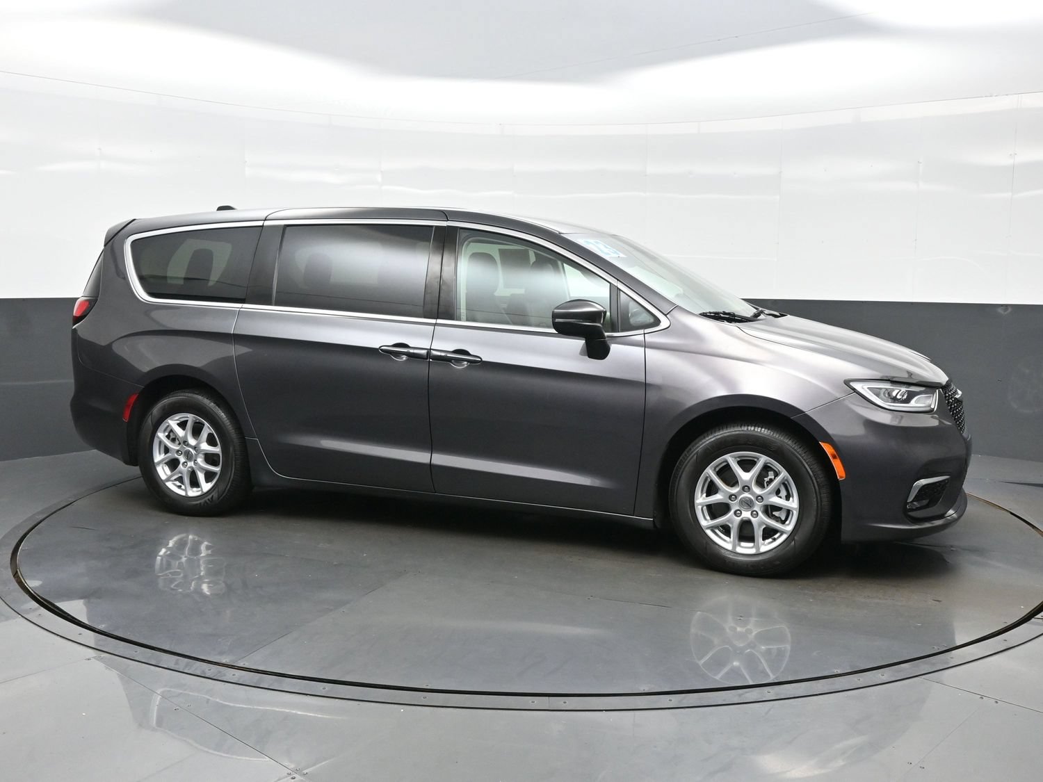 Used 2023 Chrysler Pacifica Touring-L FWD image 10