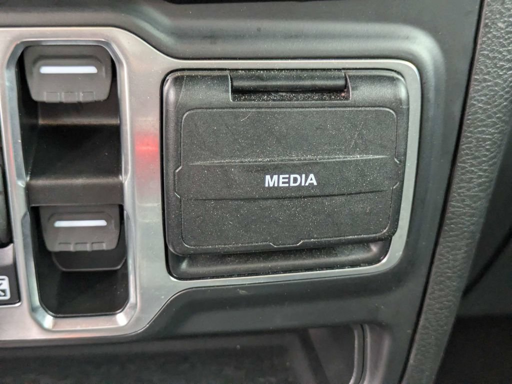 Used 2020 Jeep Wrangler Unlimited Sahara AWD/4WD image 22