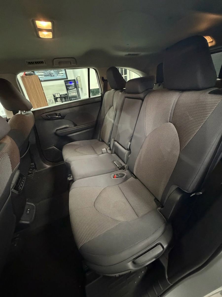 Used 2021 Toyota Highlander LE AWD/4WD image 14