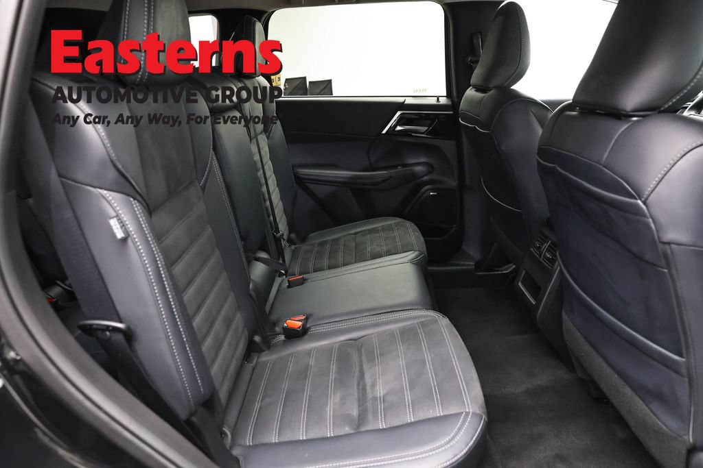 Used 2025 Mitsubishi Outlander SE AWD/4WD image 23