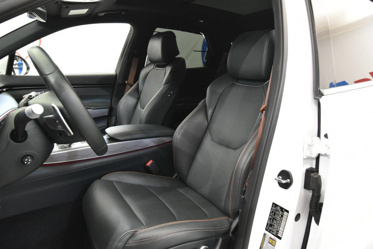 Used 2022 Genesis GV70 2.5T w/ Advanced Package image 11