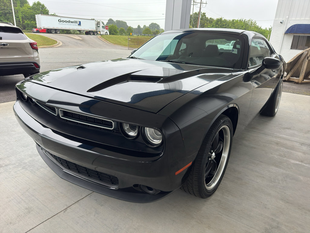 Used 2016 Dodge Challenger SXT RWD image 1