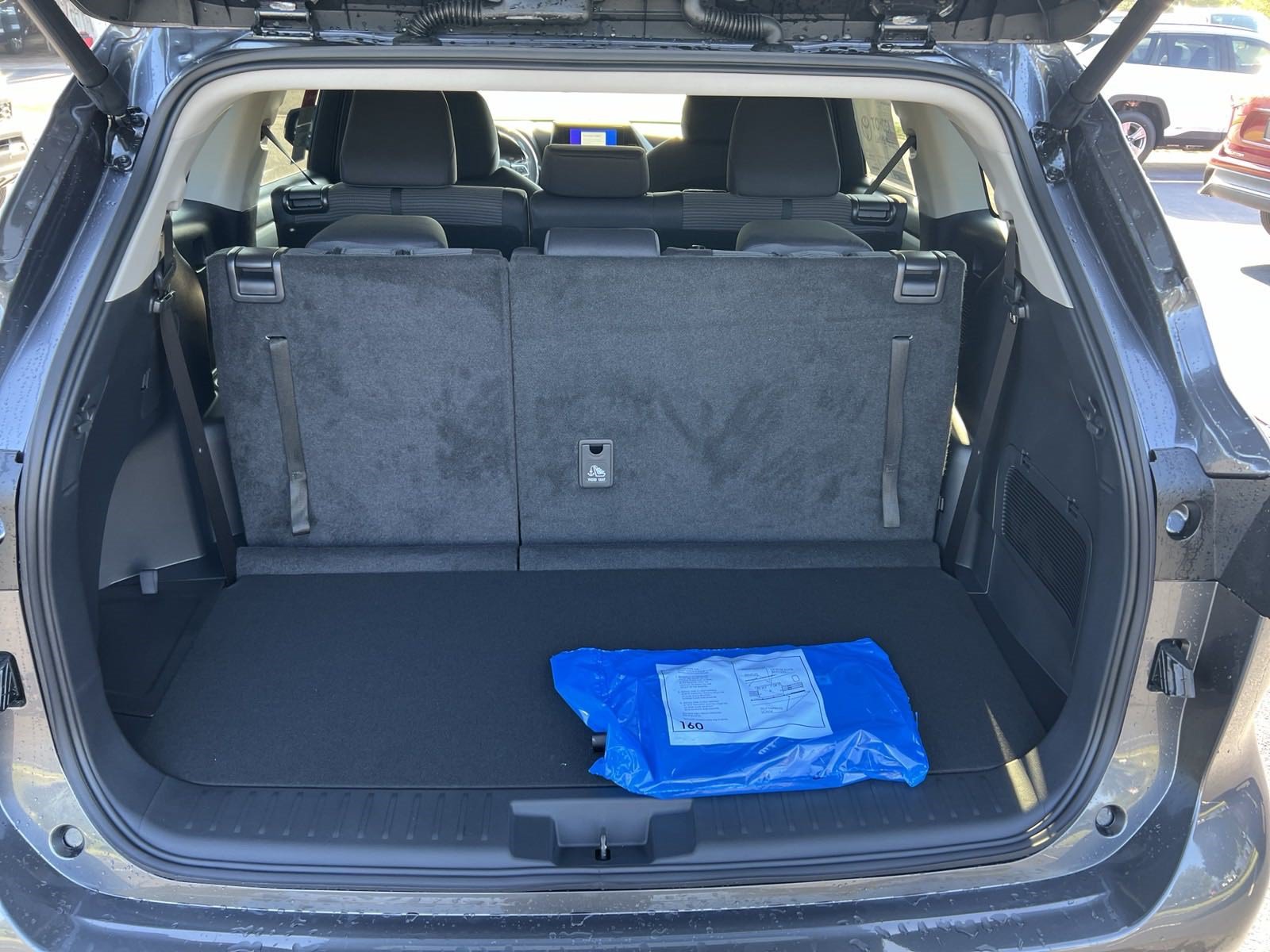 New 2024 Toyota Highlander LE FWD image 36