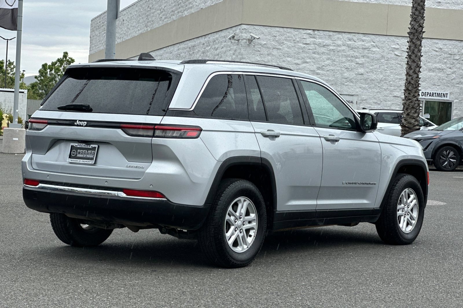Used 2024 Jeep Grand Cherokee Laredo RWD image 4