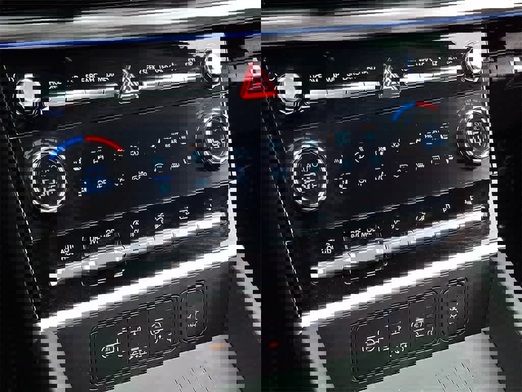 Used 2025 Hyundai Santa Fe Limited image 17