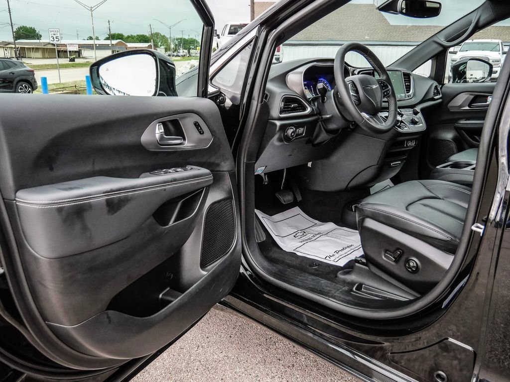 Used 2025 Chrysler Pacifica Select image 29