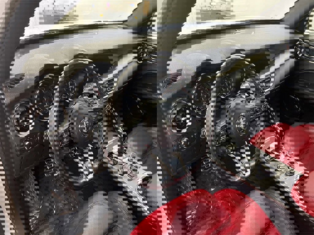 Used 2022 Alfa Romeo Stelvio Veloce image 18