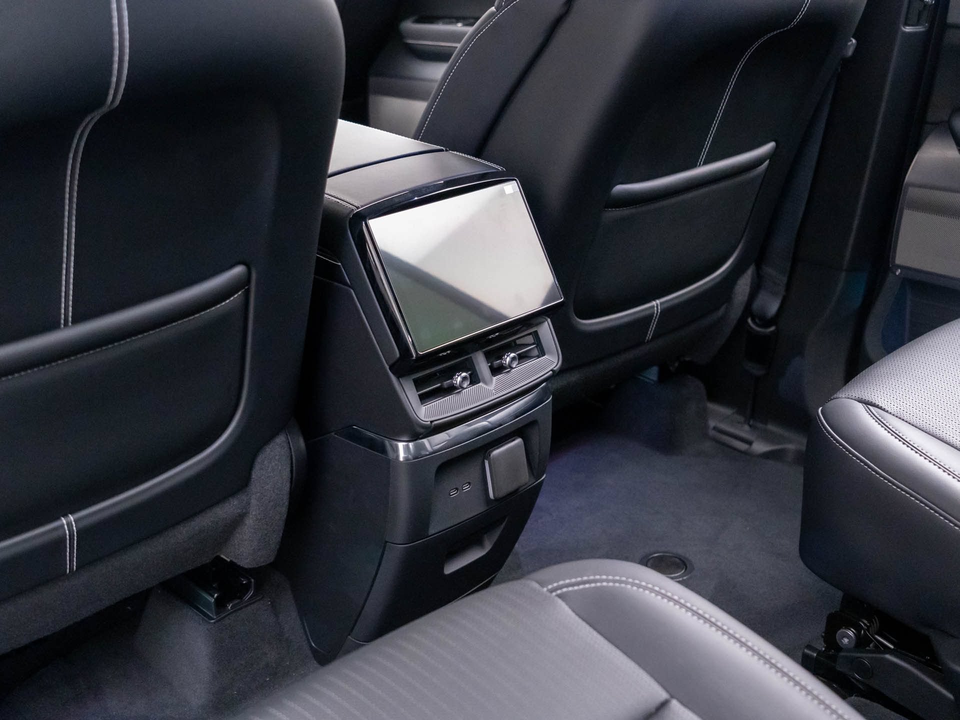 New 2027 Cadillac Vistiq Luxury w/ LPO, Floor Liner Package AWD/4WD image 17
