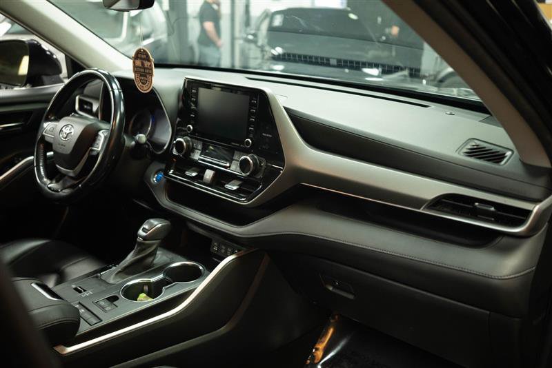 Used 2022 Toyota Highlander XLE FWD image 15
