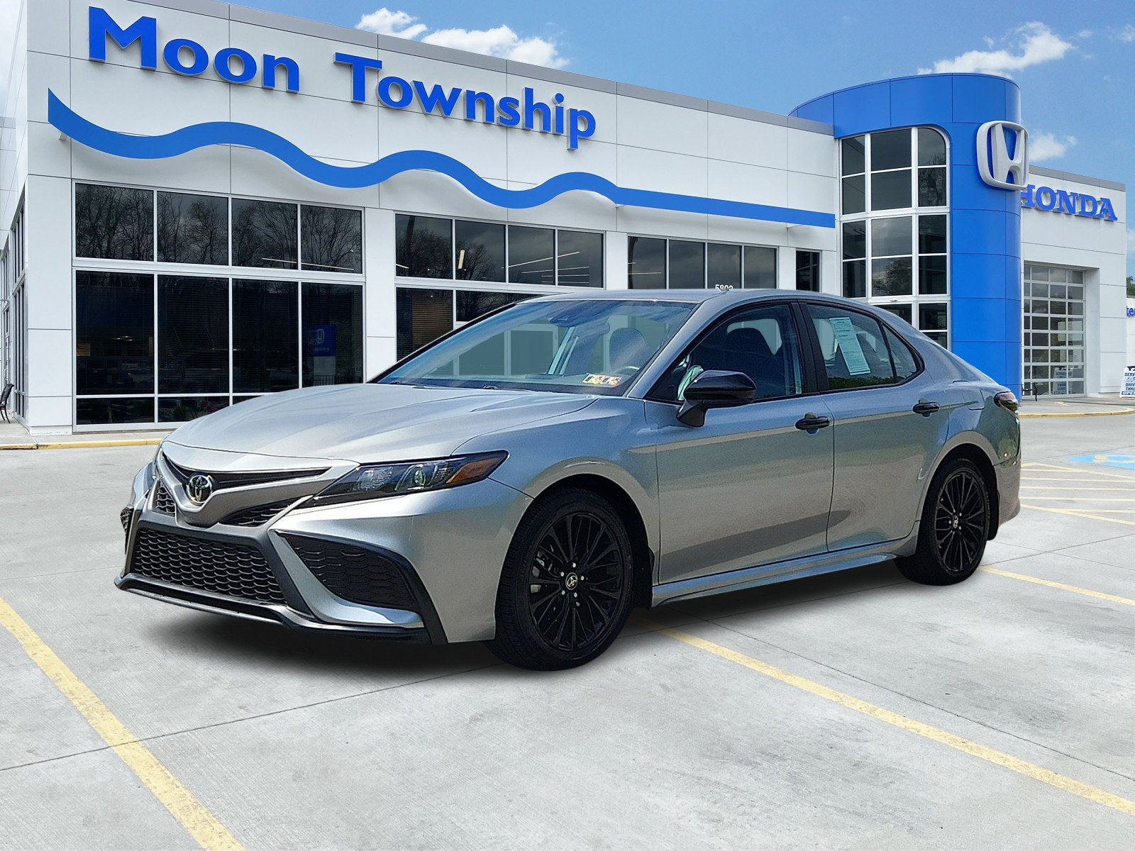 Used 2021 Toyota Camry SE AWD/4WD image 3