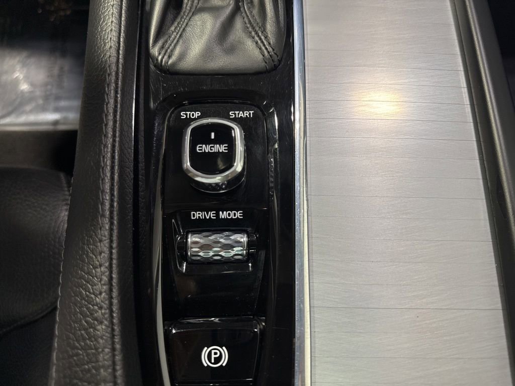 Used 2016 Volvo XC90 T6 Momentum w/ Vision Package AWD/4WD image 10