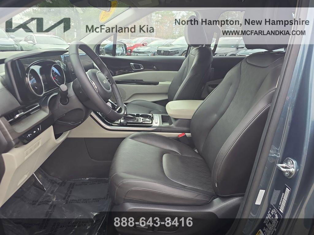 Used 2023 Kia Carnival EX image 11