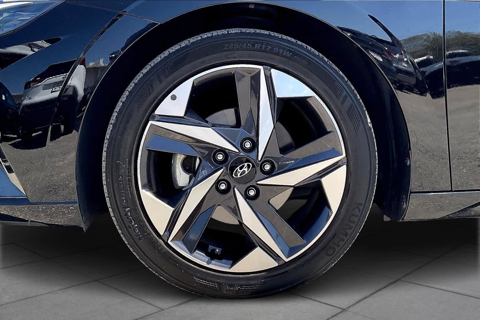 Used 2021 Hyundai Elantra Limited FWD image 11