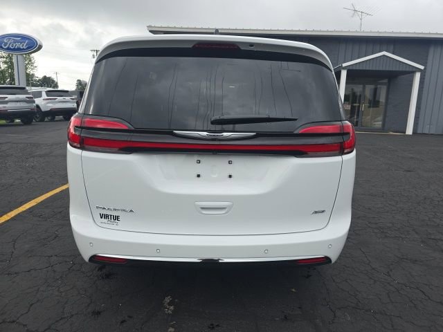 New 2025 Chrysler Pacifica Select w/ Uconnect Theater Family Group image 6