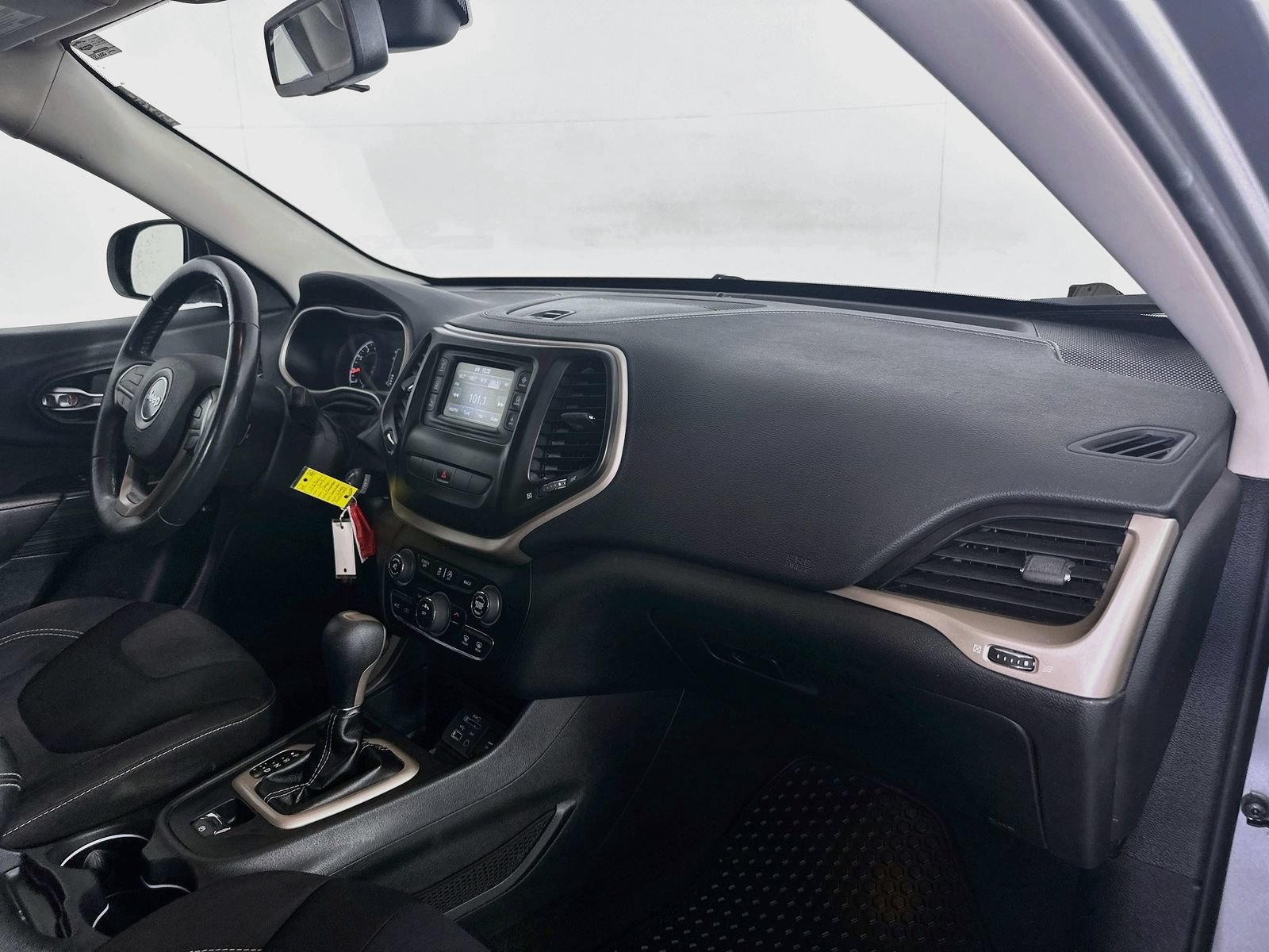 Used 2015 Jeep Cherokee Latitude w/ Cold Weather Group FWD image 26