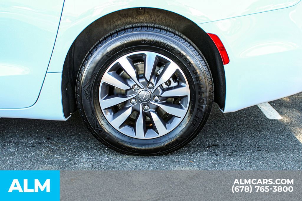 Used 2024 Chrysler Pacifica Select image 16