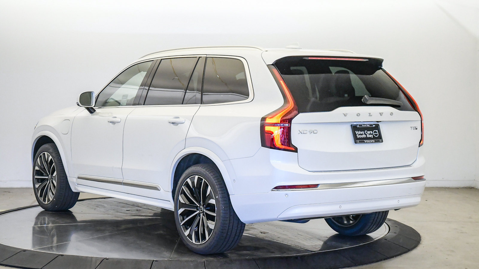 New 2026 Volvo XC90 T8 Plus w/ Protection Package AWD/4WD image 2