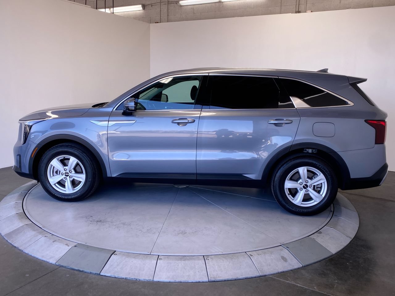Certified 2025 Kia Sorento LX FWD image 2