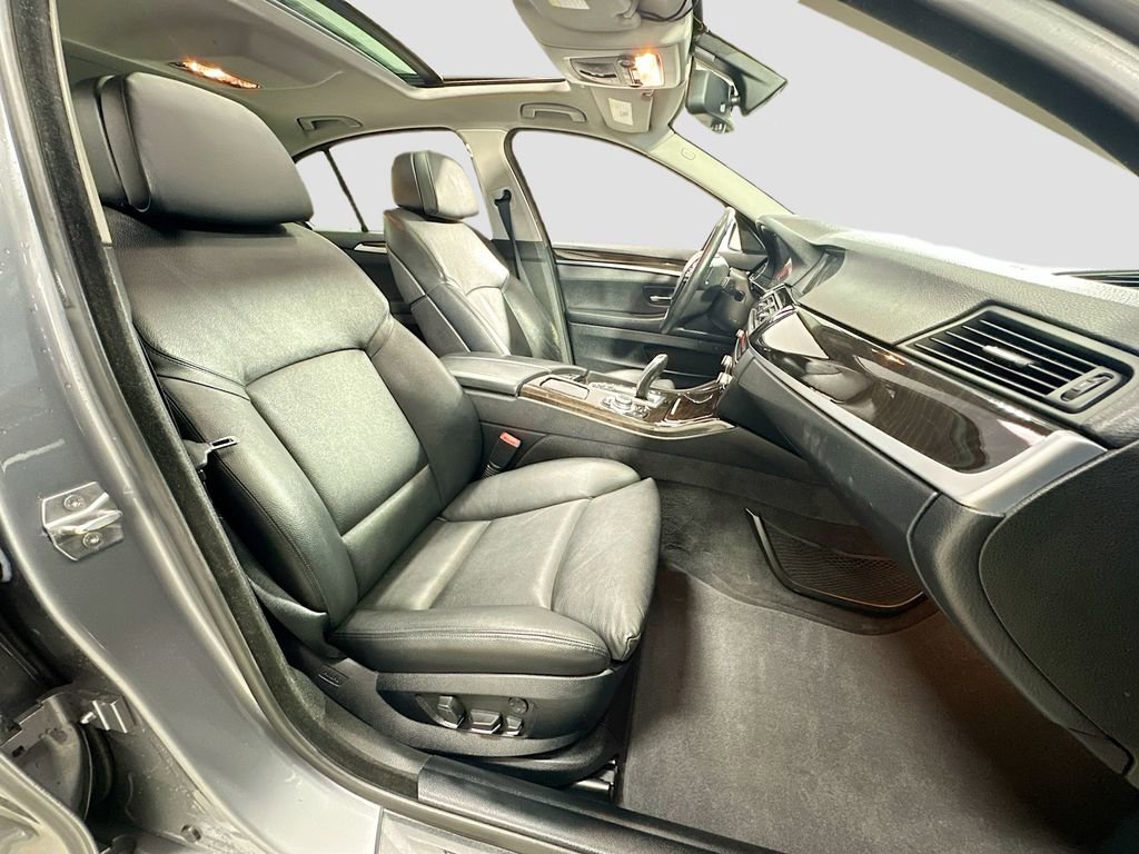 Used 2013 BMW 550i xDrive Sedan image 31