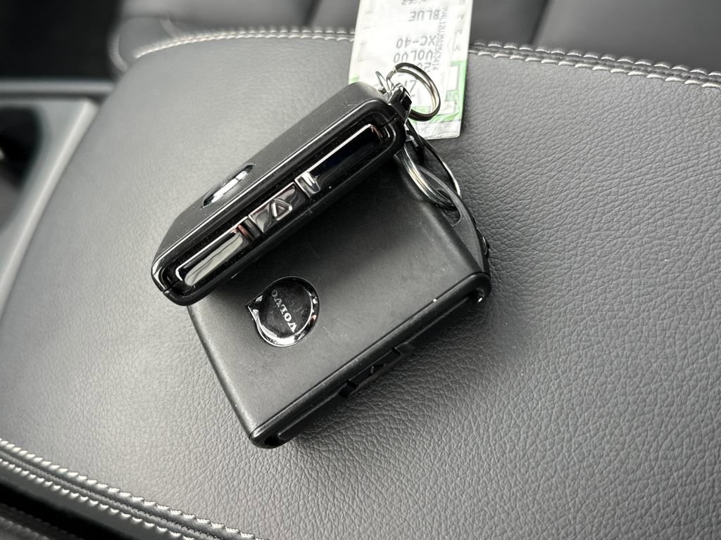 Used 2025 Volvo XC40 B5 Core image 29