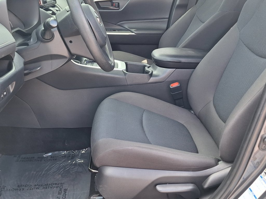 Used 2022 Toyota RAV4 LE w/ Carpet Mat Package (TMS) AWD/4WD image 11