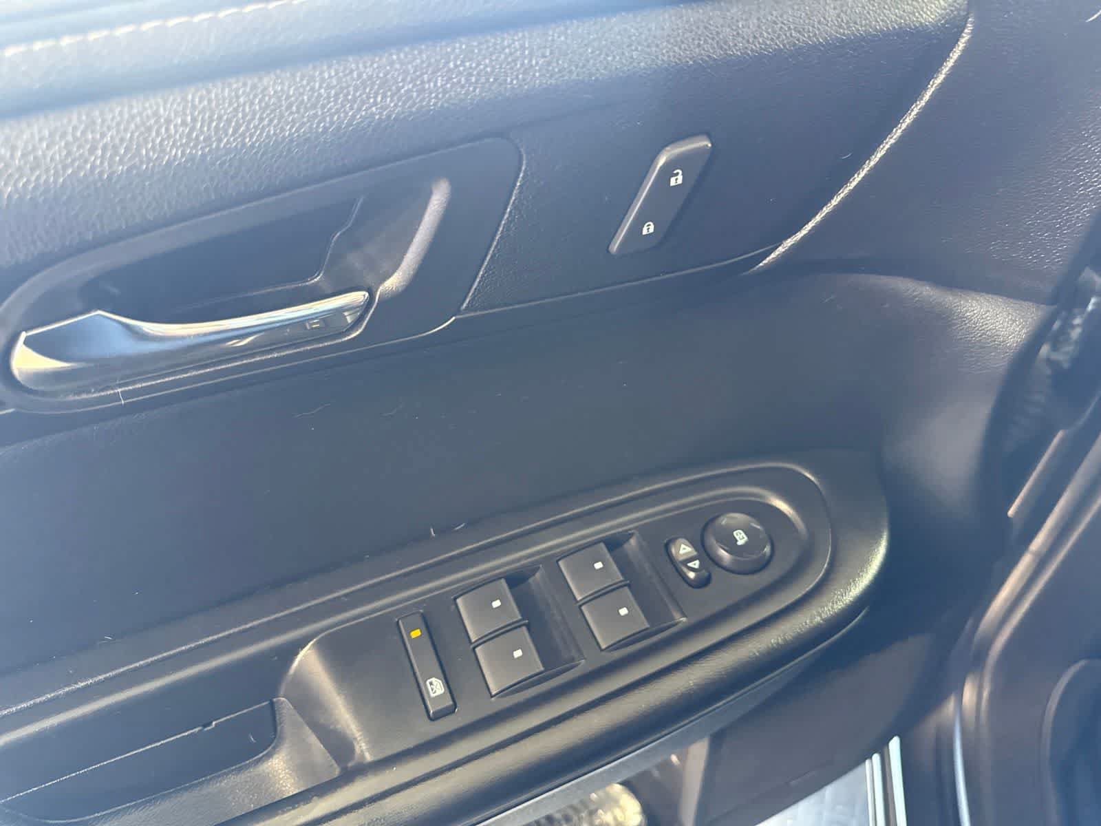 Used 2015 Chevrolet Traverse LT FWD image 17