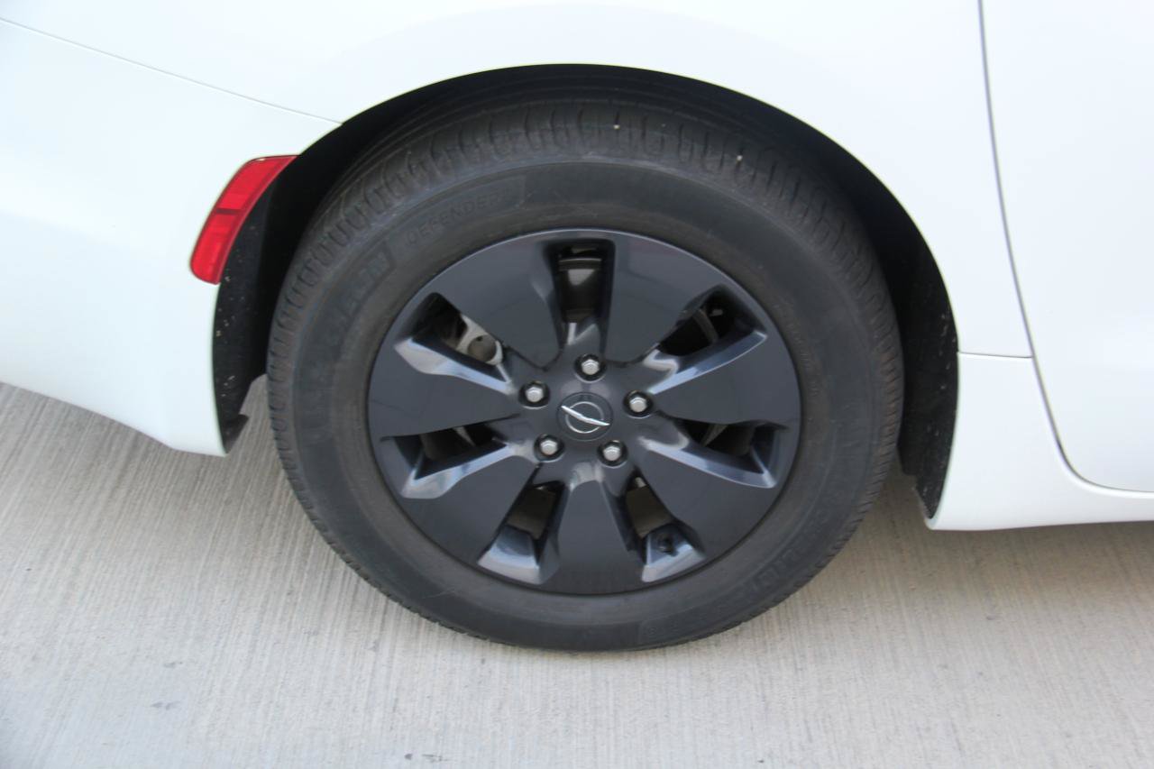 Used 2020 Chrysler Pacifica Touring-L w/ S Appearance Package FWD image 34