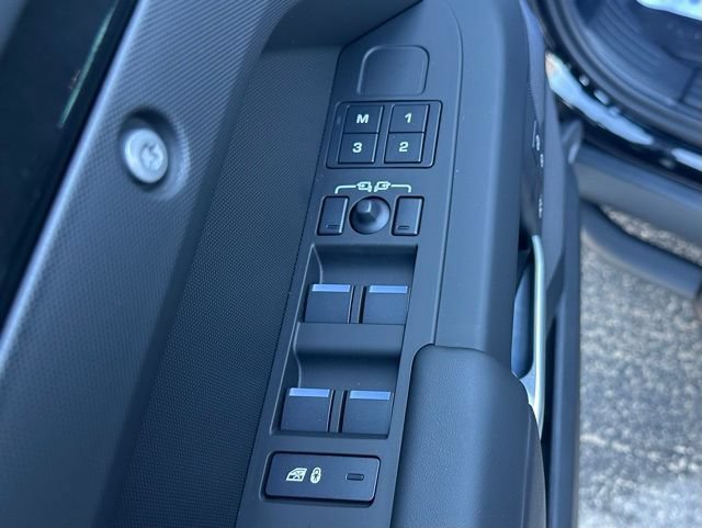Certified 2025 Land Rover Defender 110 X-Dynamic SE AWD/4WD image 16