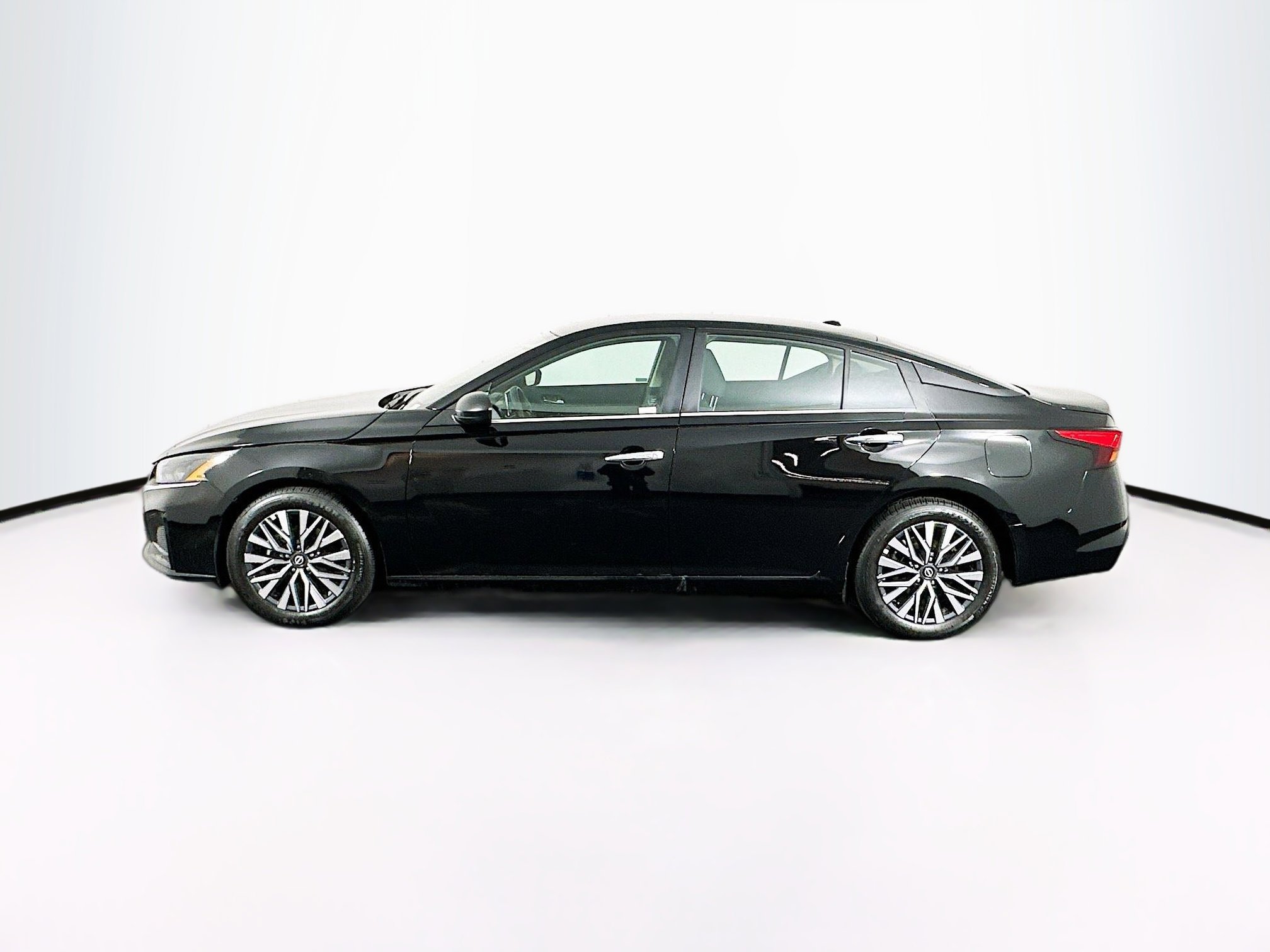 Used 2025 Nissan Altima 2.5 SV image 4