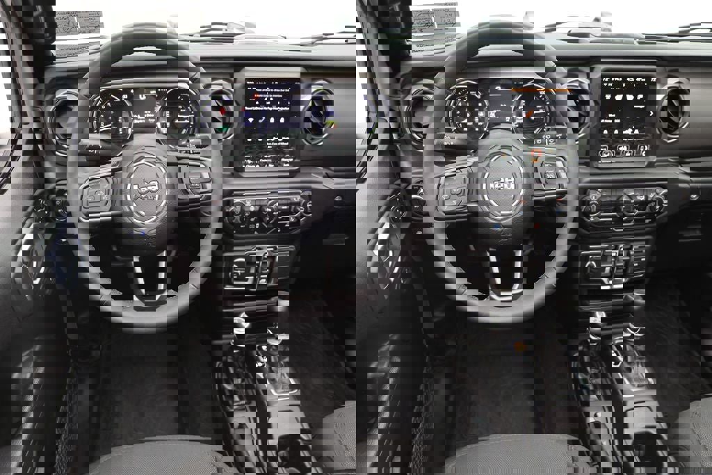 Used 2023 Jeep Wrangler Unlimited w/ Sun & Screen Package image 13