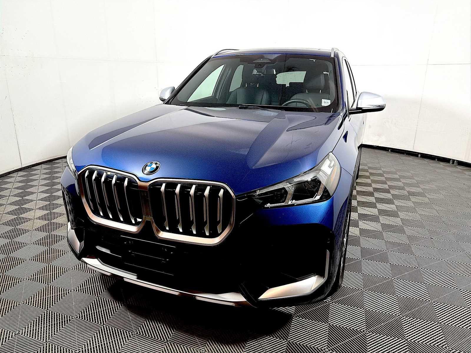 Used 2023 BMW X1 xDrive28i w/ Convenience Package AWD/4WD image 3