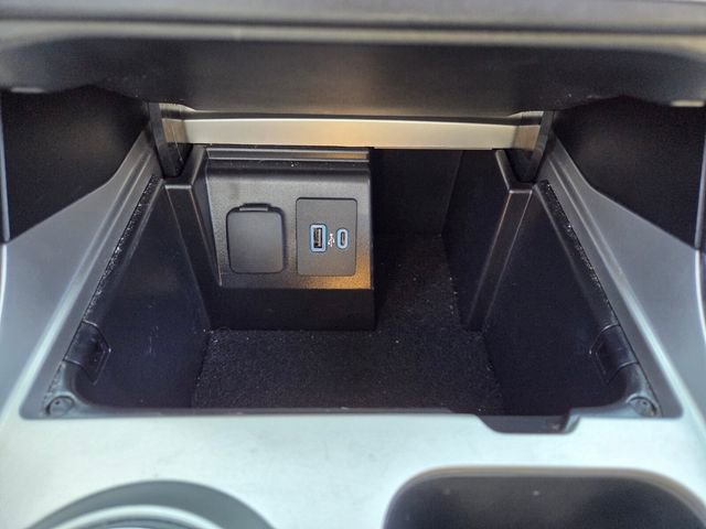 Used 2022 Ford Explorer XLT w/ Equipment Group 202A image 29