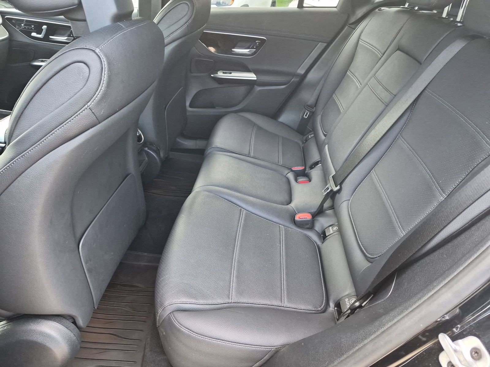 Used 2024 Mercedes-Benz GLC 300 4MATIC image 29