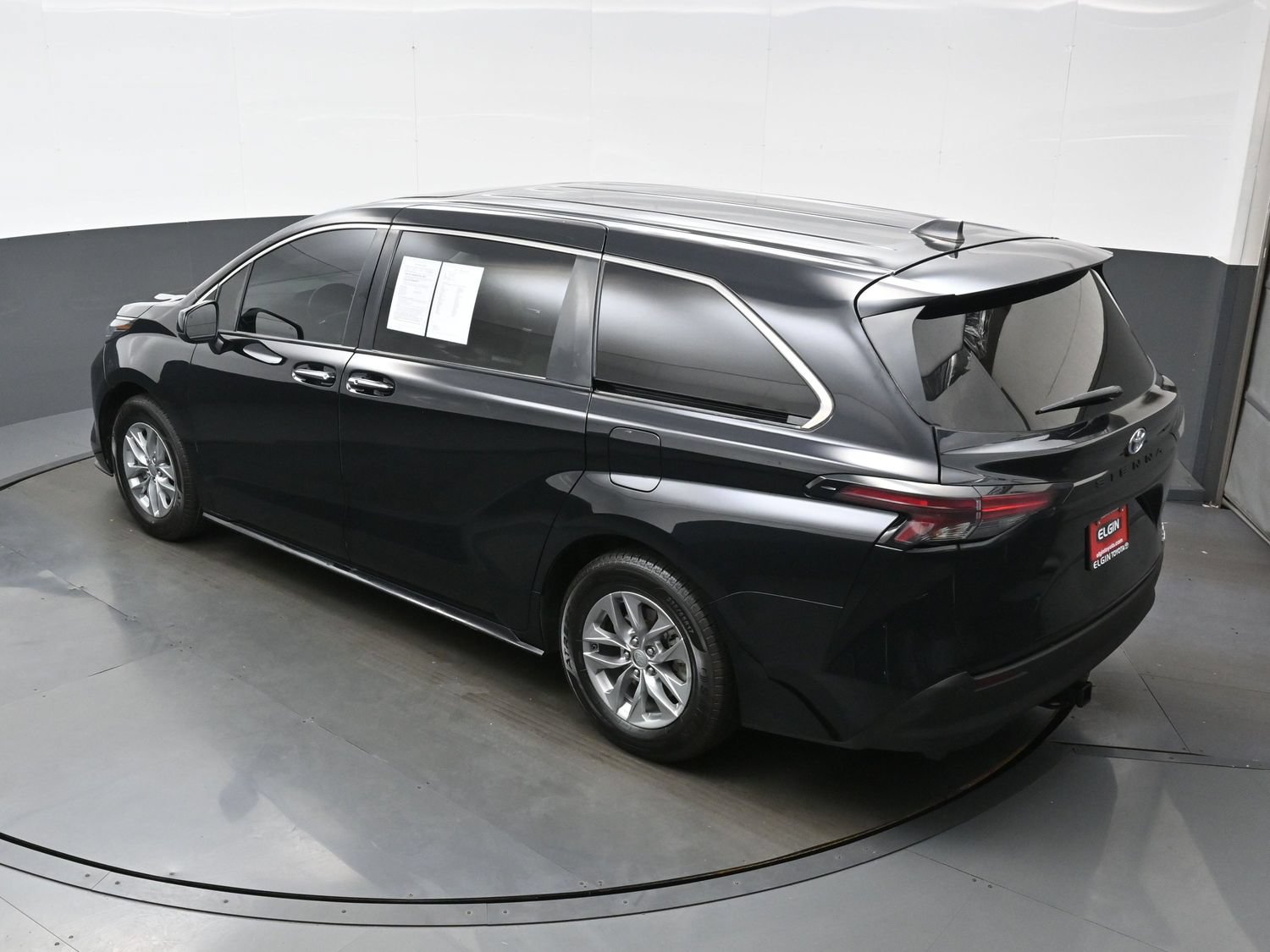 Used 2022 Toyota Sienna XLE FWD image 40