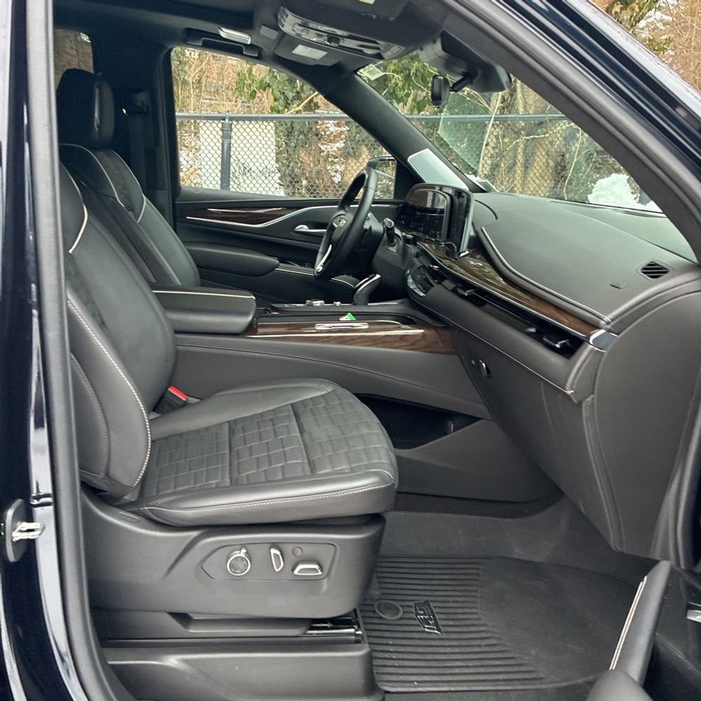 Used 2024 Cadillac Escalade Premium Luxury Platinum image 18
