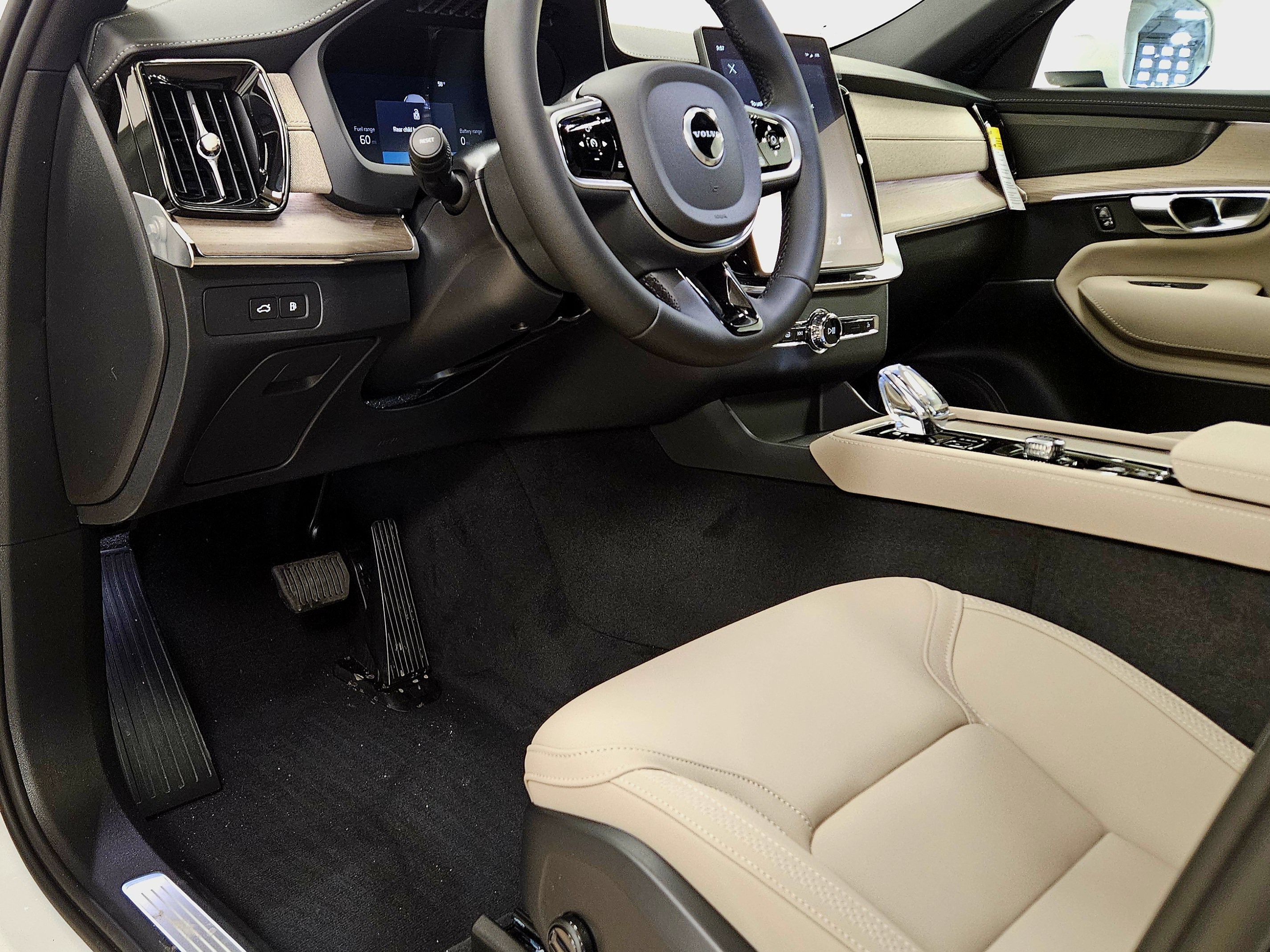 New 2026 Volvo XC90 T8 Plus w/ Protection Package Premier AWD/4WD image 42