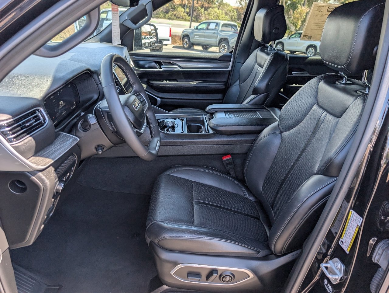 Used 2024 Jeep Wagoneer L Series II w/ Flexible Seating Group AWD/4WD image 2