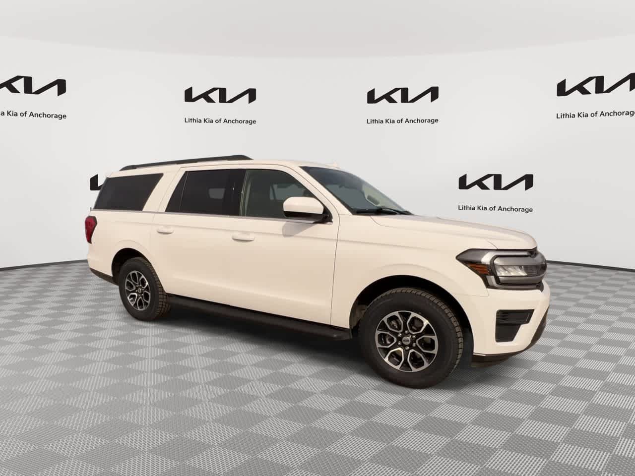 Used 2024 Ford Expedition Max XLT AWD/4WD image 2