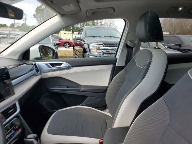 Certified 2025 Volkswagen Taos SE w/ Panoramic Sunroof Package image 17