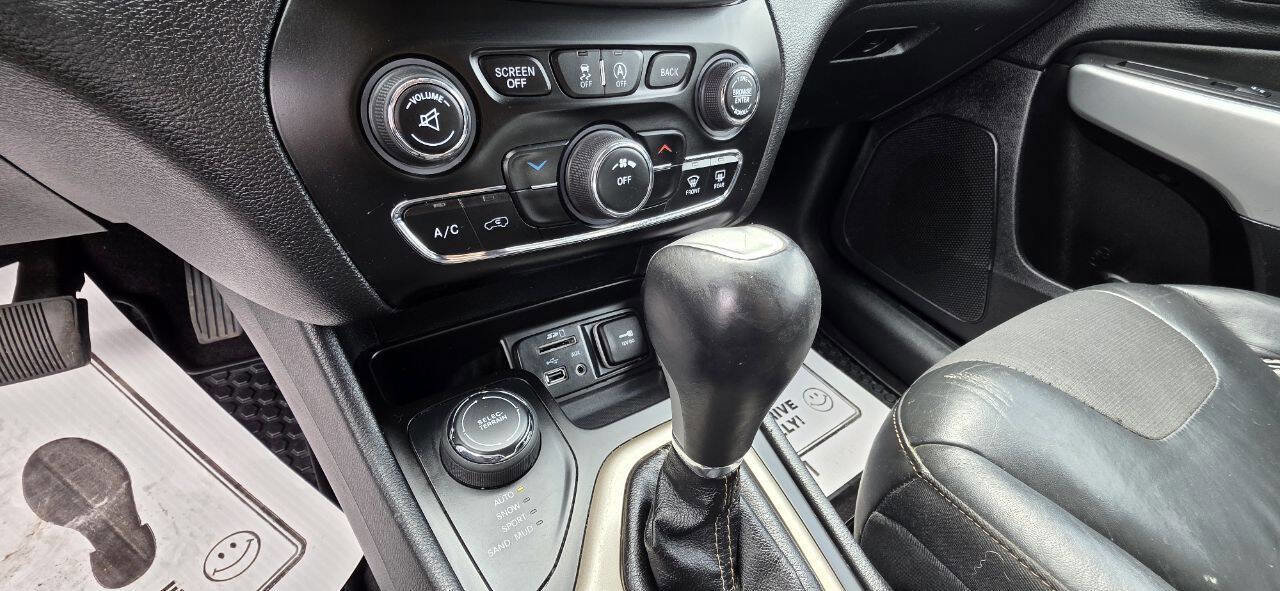 Used 2018 Jeep Cherokee Latitude Plus w/ Cold Weather Group image 18