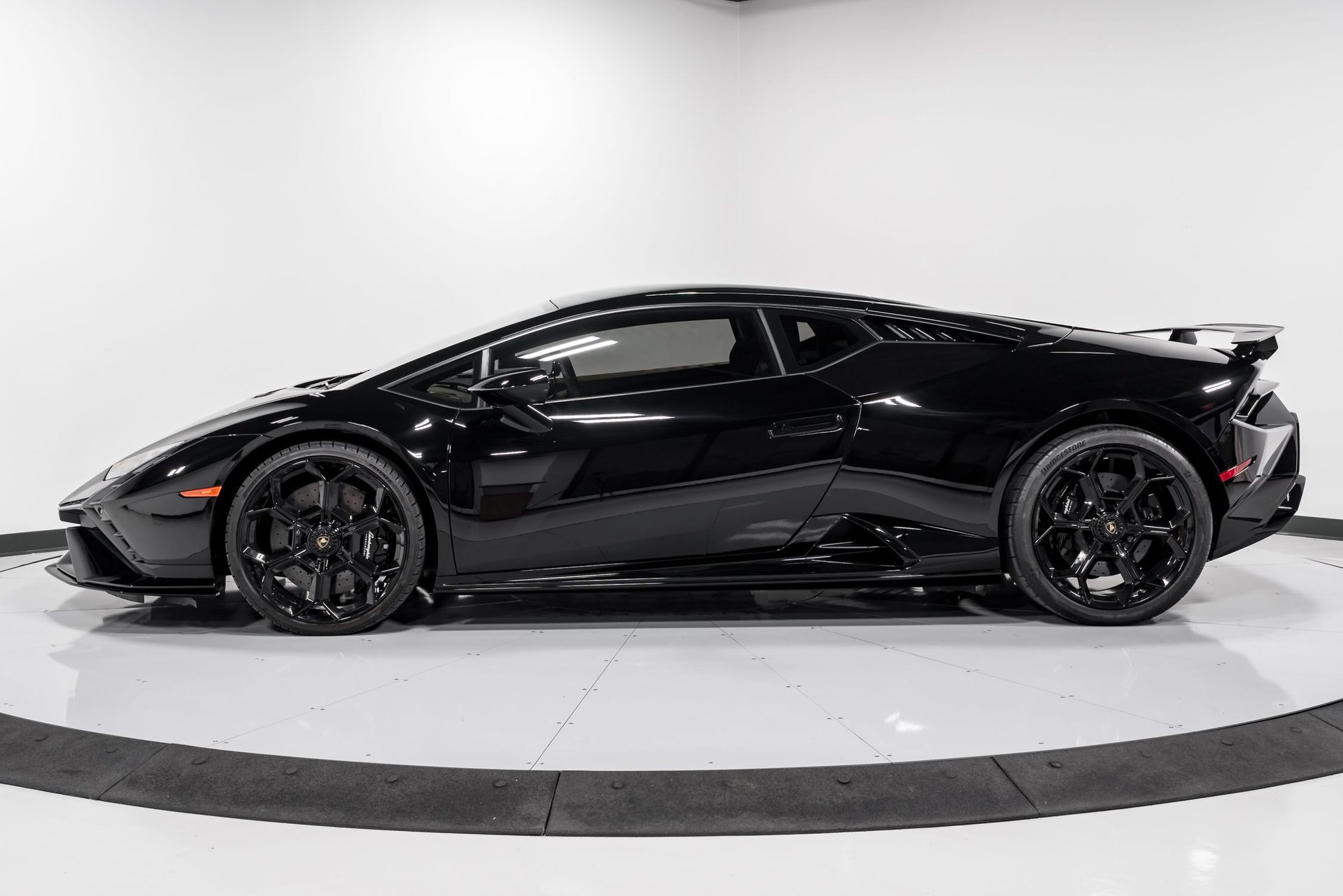 Used 2023 Lamborghini Huracan Tecnica image 6