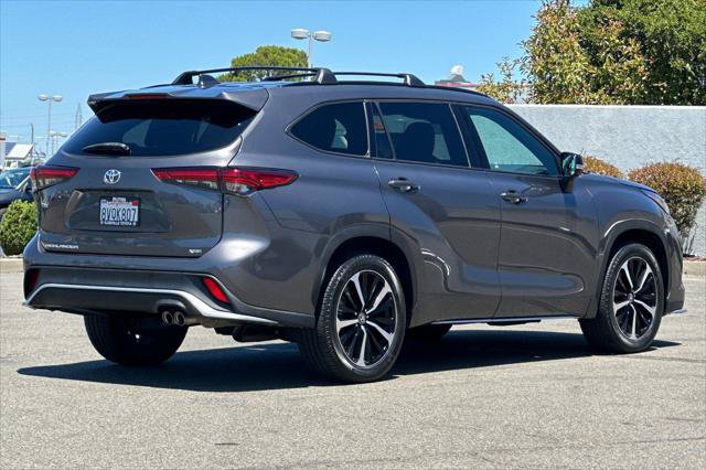 Certified 2021 Toyota Highlander XSE FWD image 2