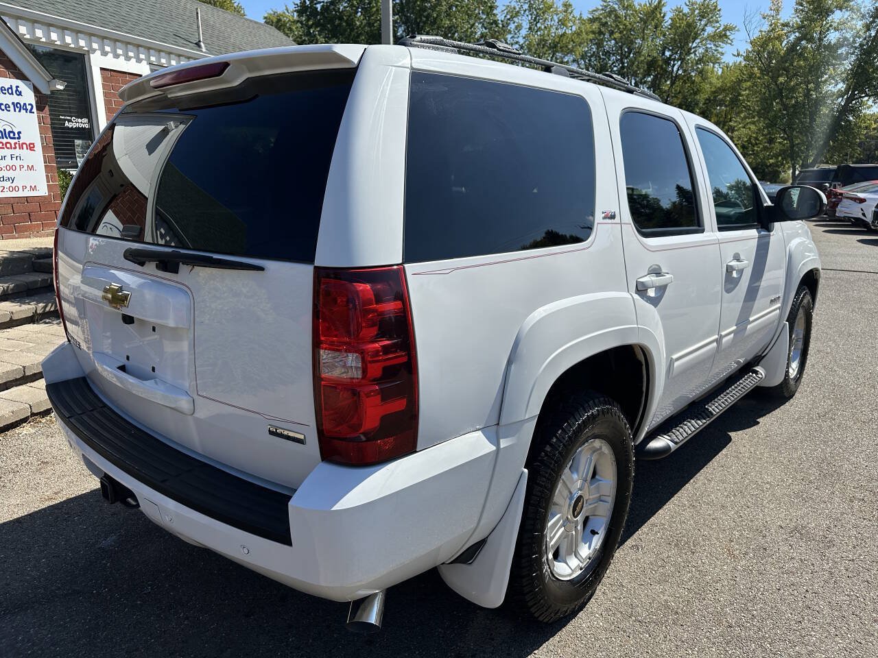 Used 2011 Chevrolet Tahoe LT w/ Luxury Package AWD/4WD image 8