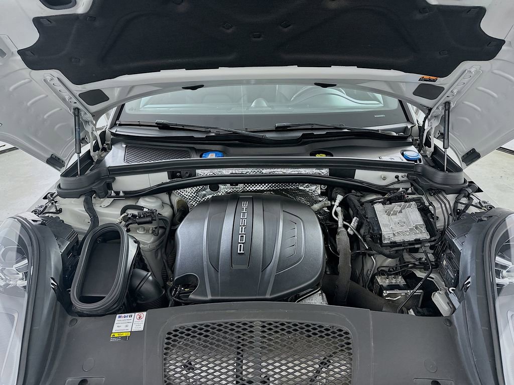 Certified 2021 Porsche Macan image 32